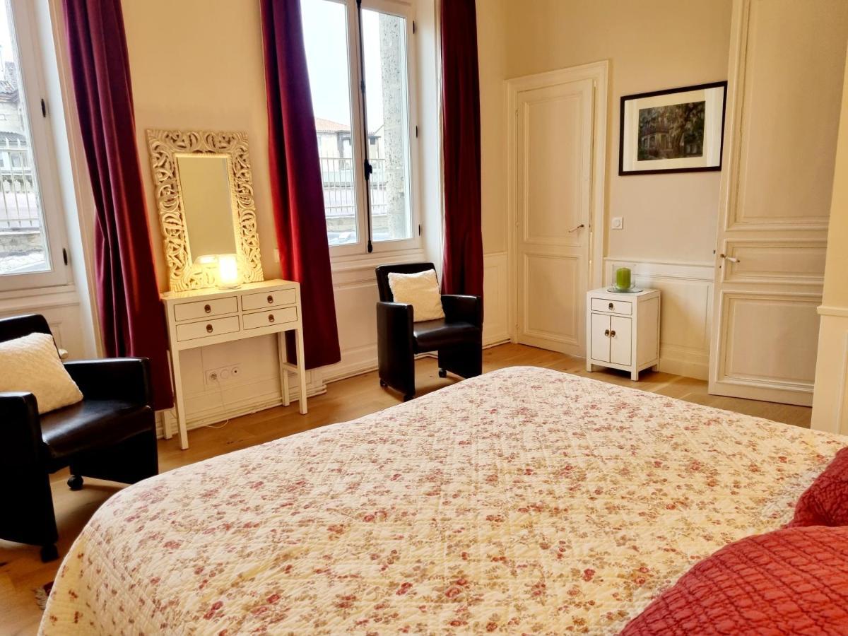 Face A L'Hotel De Ville Grand Et Lumineux Appartement Angulema Exterior foto