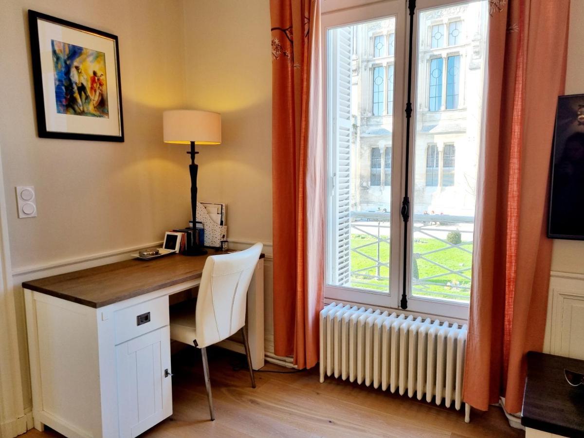 Face A L'Hotel De Ville Grand Et Lumineux Appartement Angulema Exterior foto