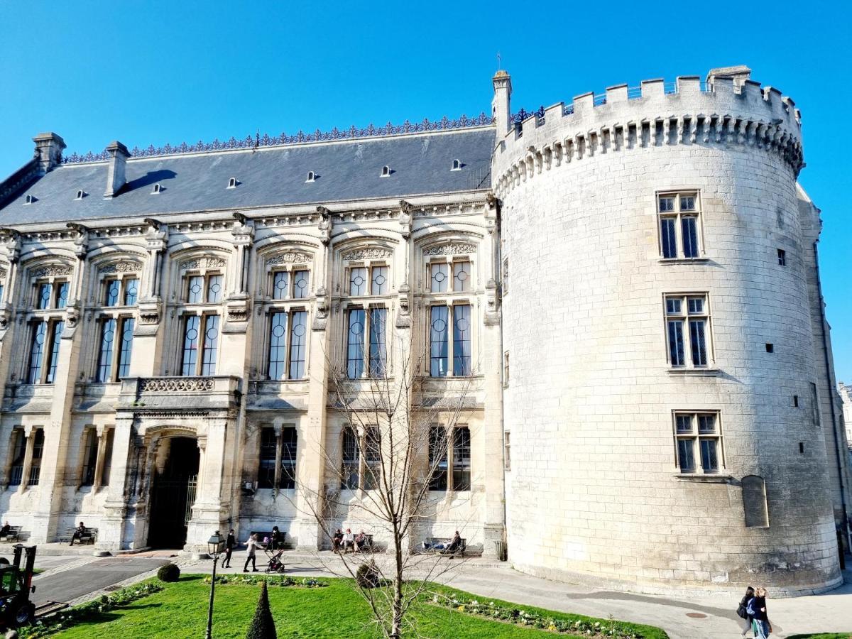 Face A L'Hotel De Ville Grand Et Lumineux Appartement Angulema Exterior foto